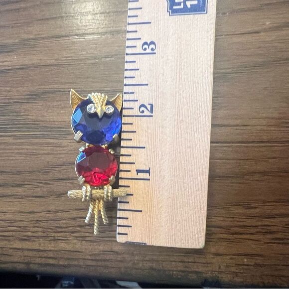 Elegant Owl Brooch with Blue and Red Gems. Vintage gold tone. - Picture 5 of 5